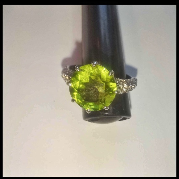 Peridot ring - Picture 1 of 2